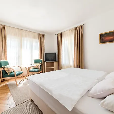 Forestine Guesthouse *